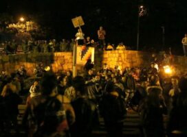 Desafían toque de queda en Bogotá frente a residencia privada del presidente Iván Duque