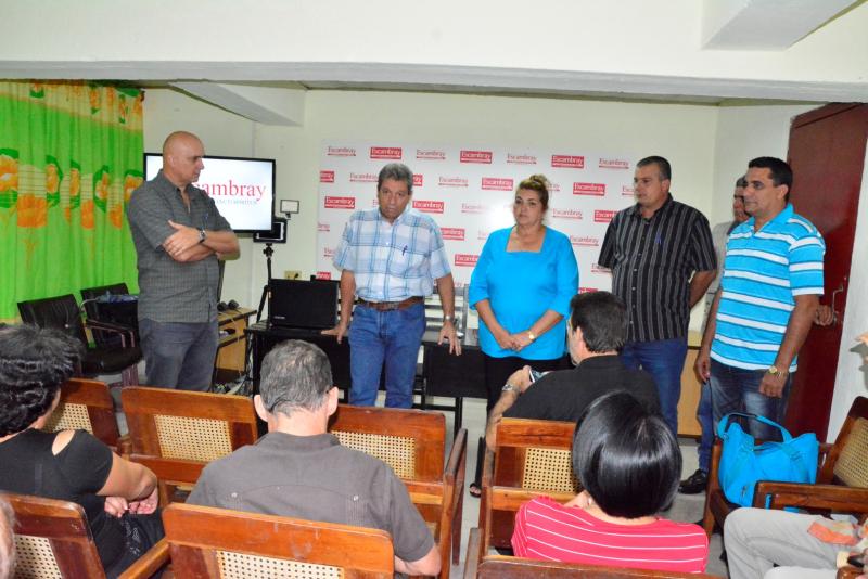 encuentro de victor gaute con el colectivo del periodico escambray