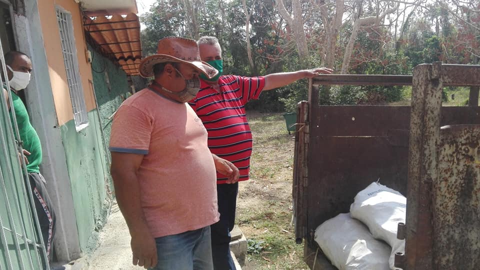 1 foto campesino entrega de alimentos