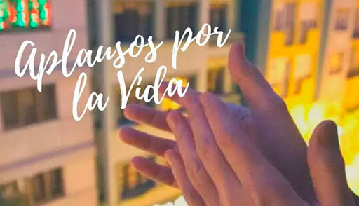 Aplausos en reconocimiento a la labor que realiza el personal de salud para salvar vidas.