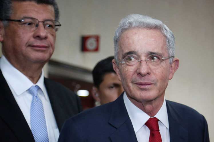 col uribe preocupado