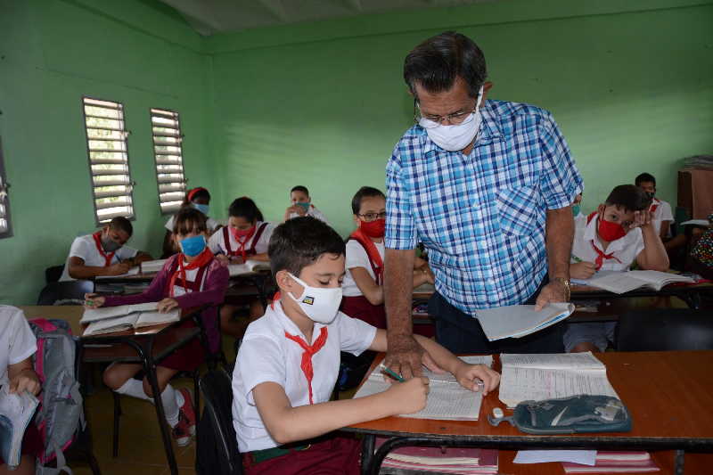 trabajadores de educacion en sancti spiritus foto vicente brito